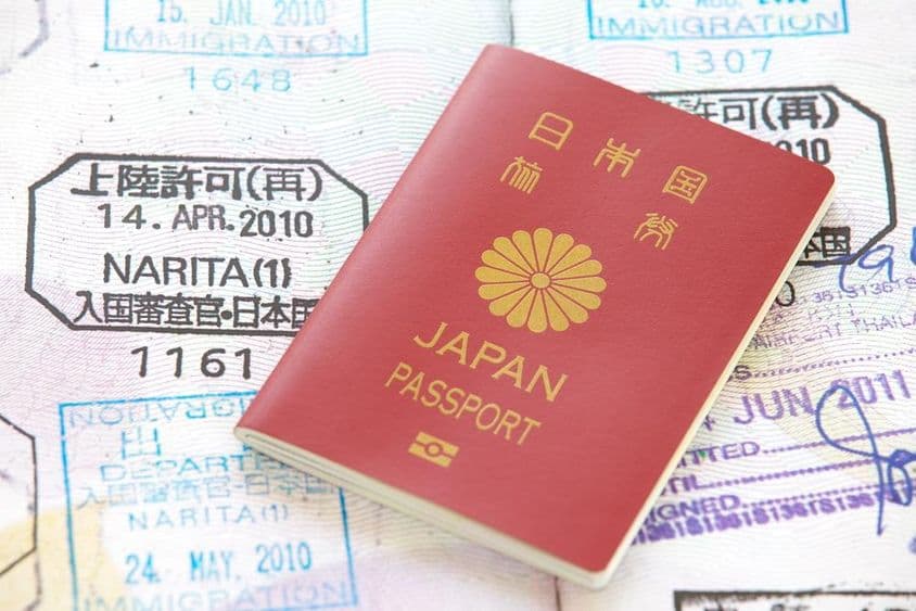 Japonský pas s pečiatkami v pozadí.