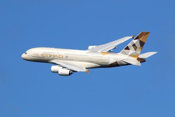 Etihad Airways Airbus A380 lietadlo vo vzduchu.