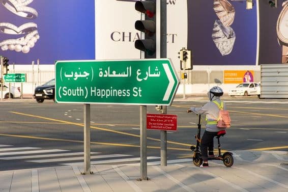E-skúter v Al Wasl štvrti, Mesto Dubaj.
