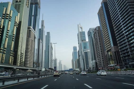 Sheikh Zayed Road Dubaj pred západom slnka.