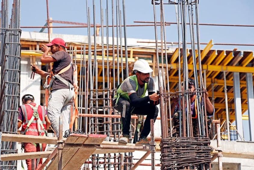Dubaj, Spojené arabské emiráty, muži pracujúci na stavbe.