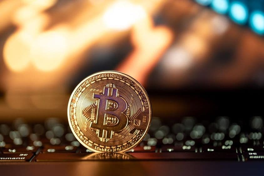 Bitcoinová minca na klávesnici.