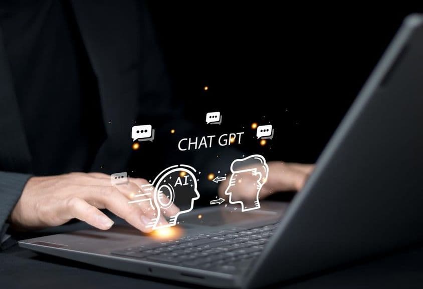 Podnikateľ zapájajúci sa s AI chatbotom vyvinutým OpenAI.