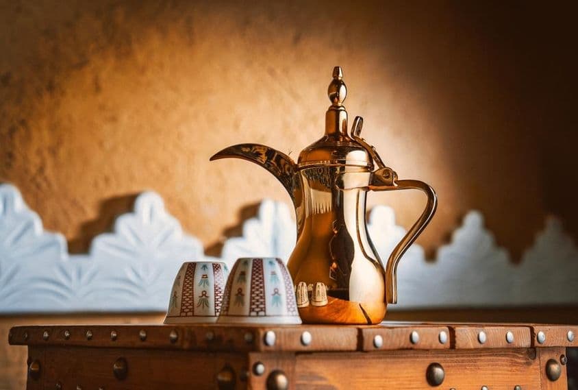 Tradičná arabská kanvička na kávu. Saudská káva Dallah.