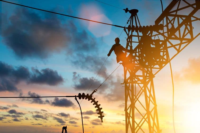 Elektrikár pracujúci na vysokonapäťovej línii.