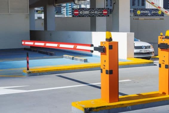 Dubajský vstupný systém regulujúci automatické bariéry na mestskom parkovisku.