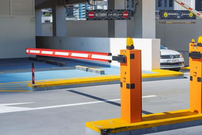 Dubajský vstupný systém regulujúci automatické bariéry na mestskom parkovisku.