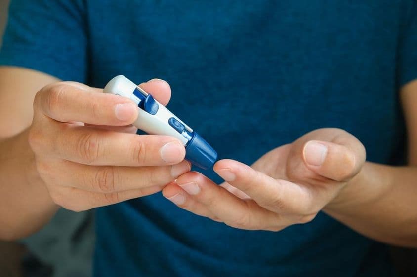 Manažment cukrovky a kontrola hyperglykémie s glukomerom.