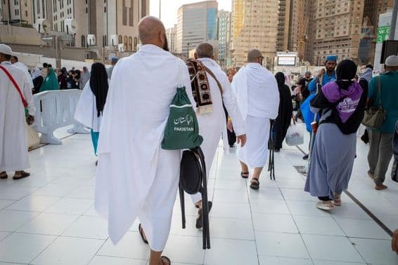 Pútnici kráčajúci pri Veľkej mešite v Mekke, Masjidil Haram.