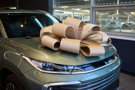 Výherný automobil ozdobený stuhou pre slávnostnú príležitosť.