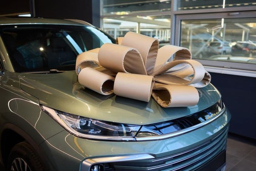 Výherný automobil ozdobený stuhou pre slávnostnú príležitosť.