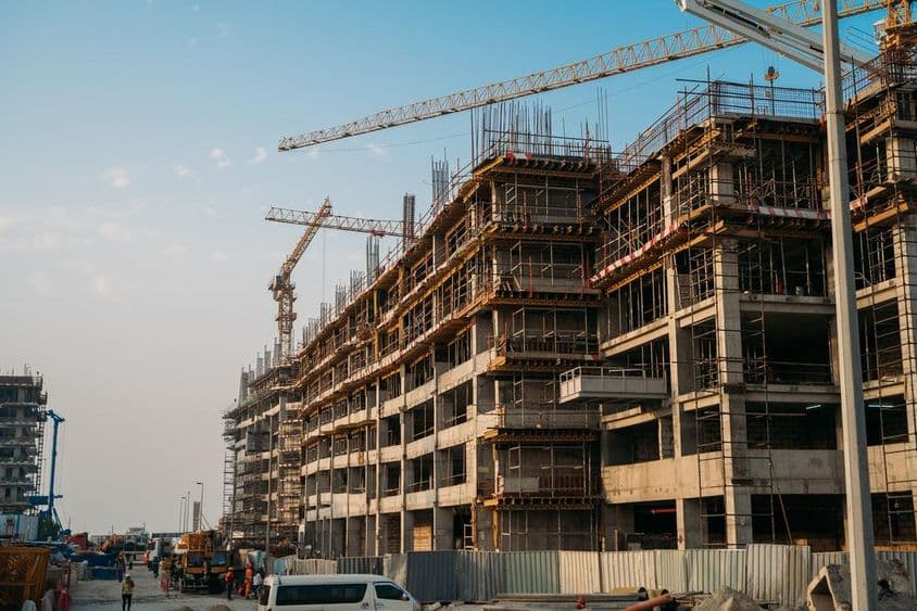 Moderná konštrukcia s priemyselnými žeriavmi v Dubaji.
