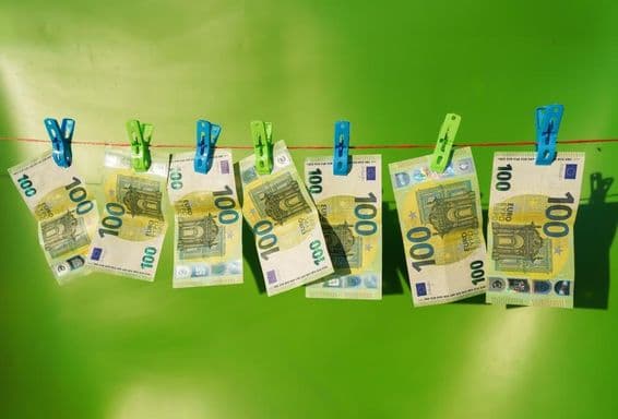 Sto eurových bankoviek sušiacich sa na šnúre.