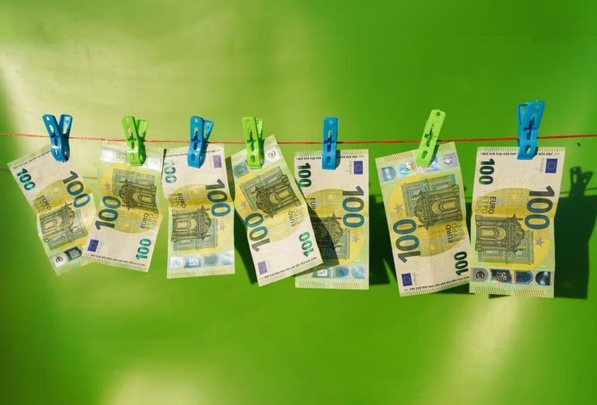 Sto eurových bankoviek sušiacich sa na šnúre.