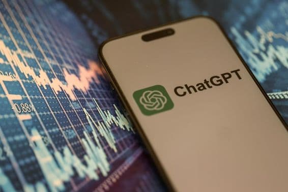 Smartfón so zobrazeným oficiálnym logom ChatGPT.