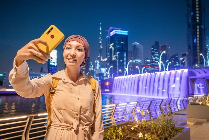 Blogerka si v centre Dubaja robí selfie.