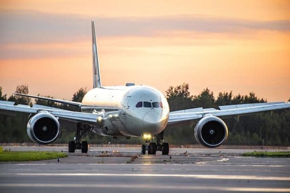 Etihad Airways Boeing 787-8 Dreamliner pojazďuje na dráhe.
