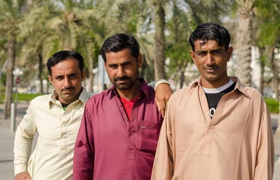 Pakistanskí stavební robotníci počas voľného dňa pri Deire v Bur Dubaji.