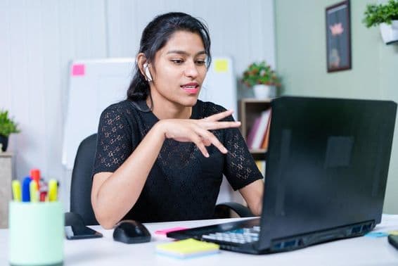 Mladá indická podnikateľka presvedčuje klienta o projekte cez videohovor.