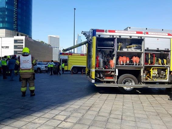 Dubajský požiarny šéf pri požiarnom aute počas cvičenia.
