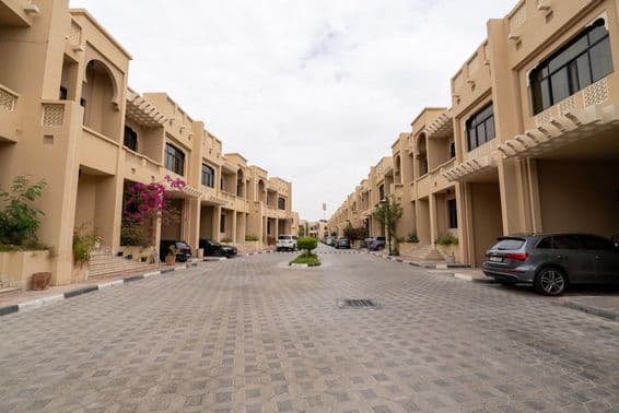 Pokojná obytná ulica v Al Bateen Living Compound, Abu Dhabi.