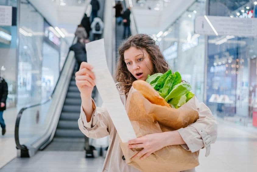 Šokovaná žena v supermarkete v nákupnom centre.