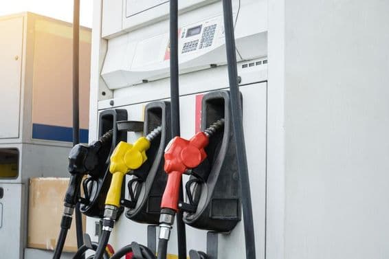 Dubajská čerpacia stanica s čiernymi, žltými a červenými pumpami.