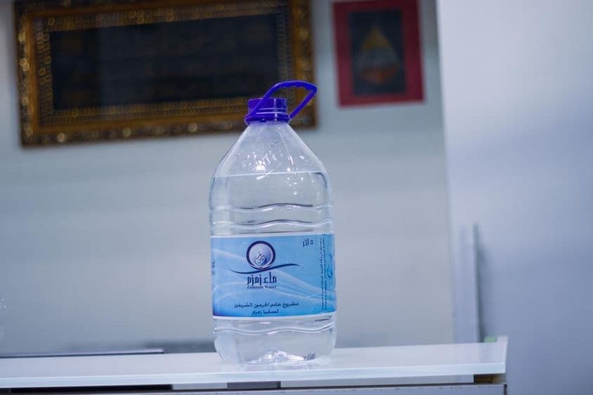 Čistá ZamZam voda uložená vo fľaši.