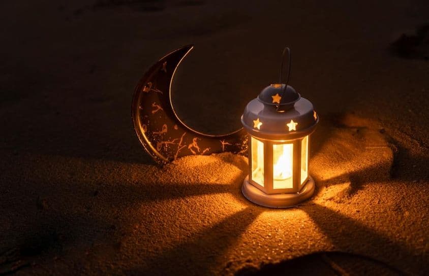 Lampáš a polmesiac na piesku, islamský Nový rok.