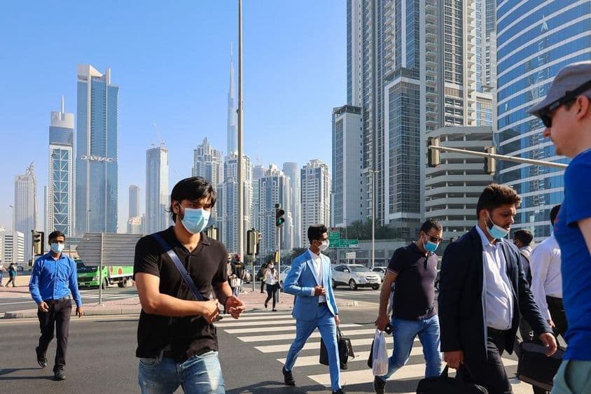 Ľudia idúci cez priechod v obchodnom centre Dubaja.