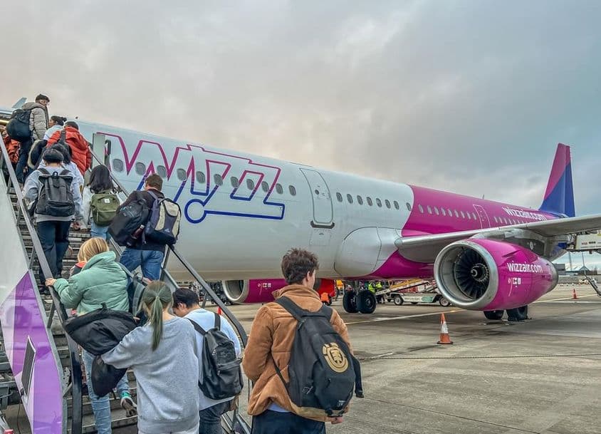 Ruksakári nastupujúci do lietadla leteckej spoločnosti Wizz Air