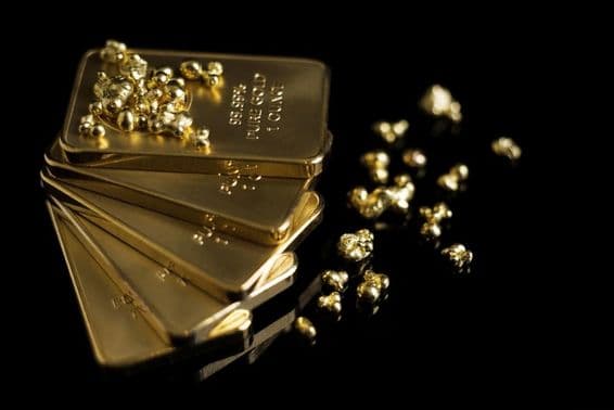 Zlaté prúty naukladané na sebe.