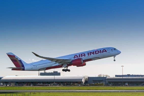 Airbus A350 prevádzkovaný Air India vzlieta z letiska London Heathrow.