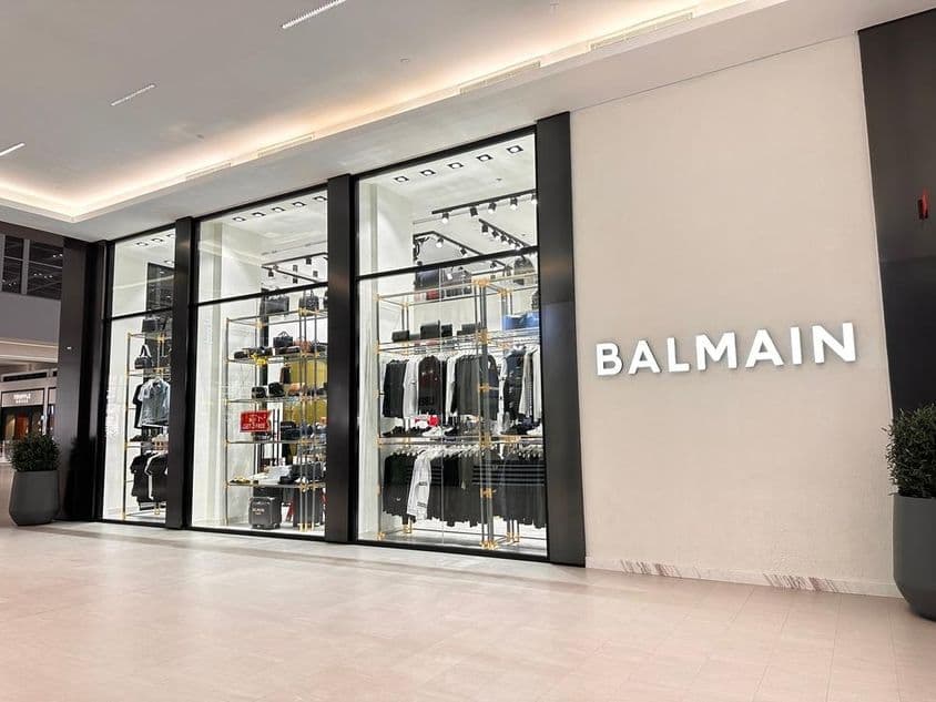 Značka Balmain a jej luxusná kolekcia oblečenia v nákupnom centre Dubai Mall.