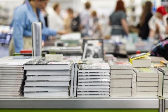 Návštevník zaujímajúci sa o knihy, XIX Medzinárodný knižný salón.