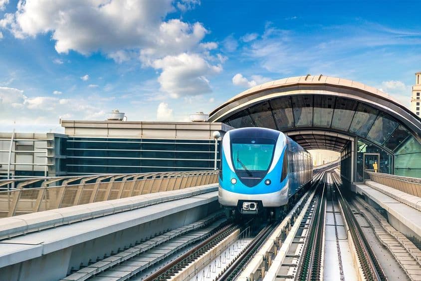 Dubajské metro počas letného dňa v Dubaji, Spojené arabské emiráty.