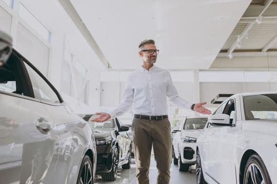 Sebavedomý bohatý dospelý muž nakupuje v klasickej košeli.