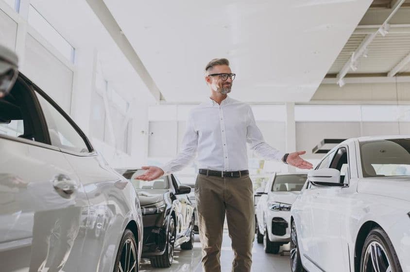 Sebavedomý bohatý dospelý muž nakupuje v klasickej košeli.