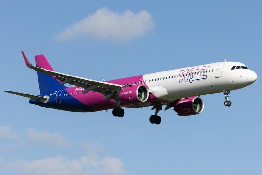 Wizz Air na letisku v Hamburgu s lietadlom Airbus A321-271NX A21N.