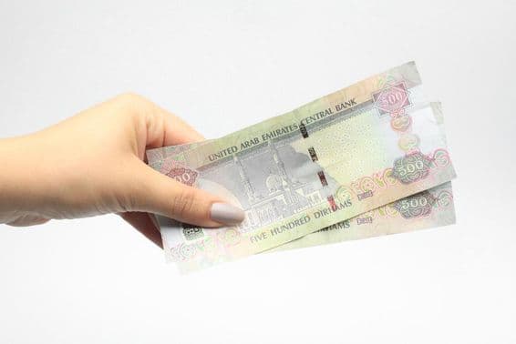 500 AED mena v ženskej ruke.
