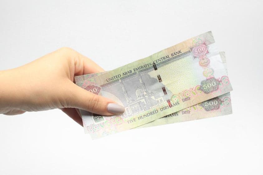 500 AED mena v ženskej ruke.