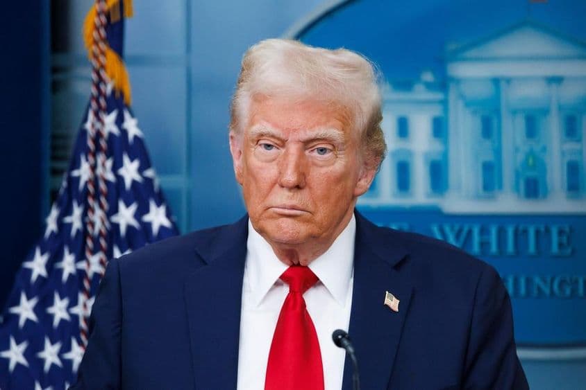 Prezident Donald Trump prednáša prejav na tlačovej konferencii v Bielom dome.