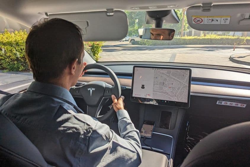 Dubajský vodič riadiaci Teslu na mestskej ceste.