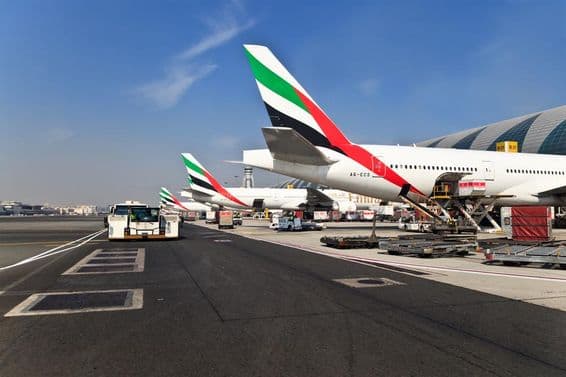 Lietadlá Emirates na dubajskom letisku.