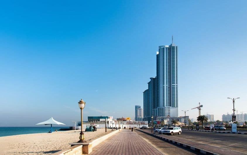 Krásne pobrežie pláže Ajman Corniche.