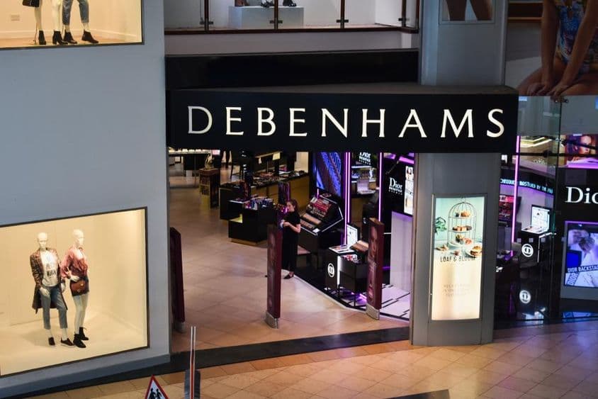 Exteriér predajne Debenhams v nákupnom centre.