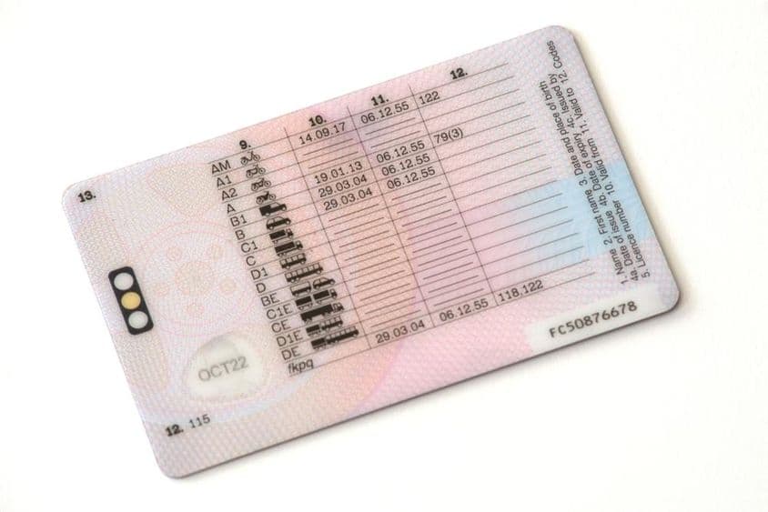 Zadná strana plastového vodičského preukazu.