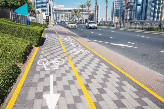 Dubaj, Spojené arabské emiráty: Biela natretá cyklotrasa na chodníku.