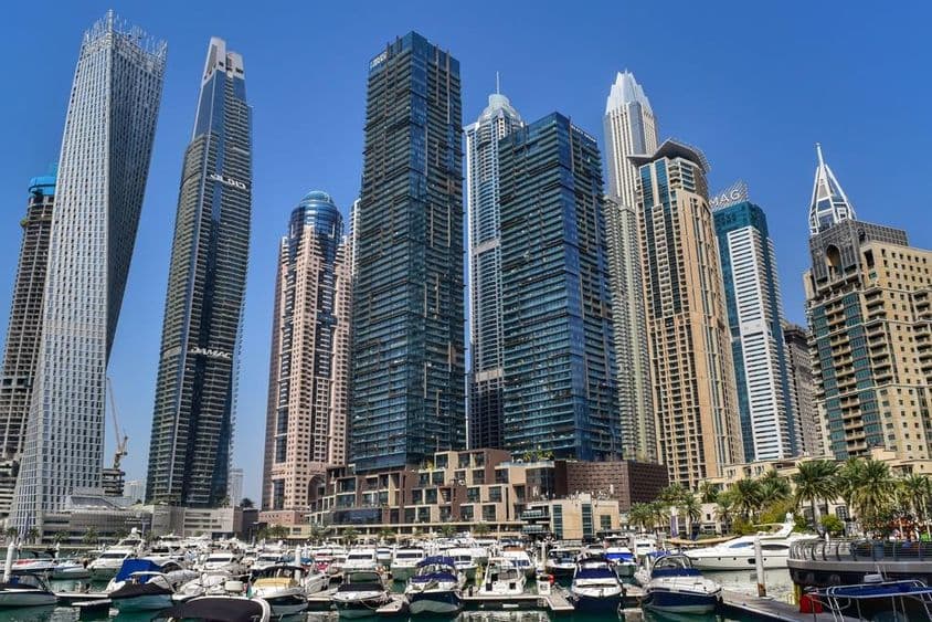 Krásny pohľad na mrakodrapy v Dubajskom prístave.