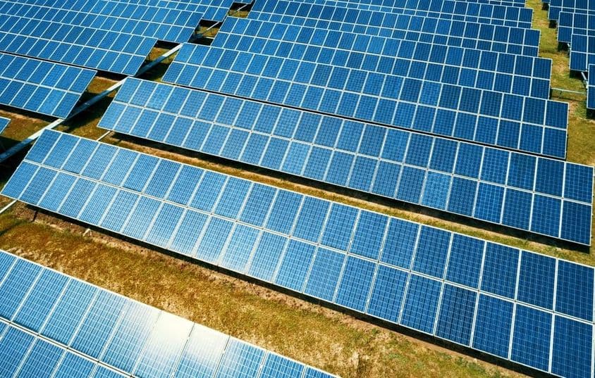 Solárne panely generujúce čistú energiu.